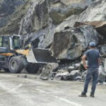 Son dakika… Artvin’de heyelan: Köy yolu ulaşıma kapandı