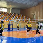 Keçên Kurd bi piştevaniya malbatên xwe di lîstika voleybolê de dîrokê dinivîsînin
