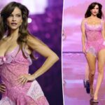 Barbara Palvin Victoria’s Secret Fashion Show’ta ilk bebekten sonra yola çıkar