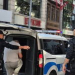 İhbar edildi, telefonundan fotoğraflar çıktı: Caddede yürüyen kadını görüntüleyen