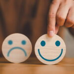 Dışarıdan mutlu görünürken içten içe tükenmek: ‘Gülümseyen depresyon’ nedir,