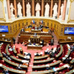 Senatoya Fransayê demboriya li ser sûcên zayendî yên li dijî zarokan rakir