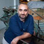 Ev hapsi verilen Gazeteci İsmail Saymaz: Ayağıma kelepçeyi taktılar, ellerim