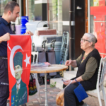 Narlıdere’de 29 Ekim Coşkusu: Esnafa Kırmızı Beyazlı Anlamlı Jest