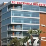 Bayraklı Belediyesi’ne operasyon… Gözaltına alınan 43 kişi adliyede