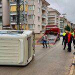 Afyonkarahisar’da çarpışan 2 minibüsten biri devrildi: Yaralılar var!