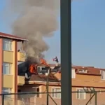 Sancaktepe’de binanın çatısında yangın çıktı