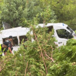Mersin’de minibüs bahçeye yuvarlandı: 1’i ağır, 17 kişi yaralandı