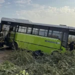 Kocaeli’de şarampole düşen özel halk midibüsünün altında kalan sürücü hayatını