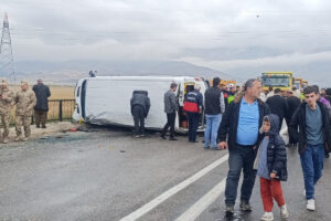 Hakkari’de okul servisi devrildi: 12 öğrenci yaralandı