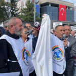 Emekliler, Hazine ve Maliye Bakanlığı önünde kefen fırlattı