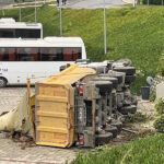 Eyüpsultan’da 2 araca çarpıp kaçan hafriyat kamyonu İSKİ’nin bahçesine düştü; 2 kişi