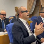 Halk TV’ye kayyım atanması: Yeni partili vekillerden siyah bantla protesto