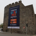 Diyarbakır Surları’na festival pankartı için 18 çivi çakıldı