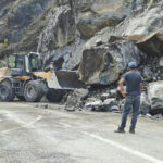 Artvin’de heyelan nedeniyle köy yolu ulaşıma kapandı