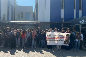 Ege Üniversitesi Öğrencilerinin Köpekleri Geride Maçımağa Karşı Tıpkısı