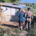 Deprem ve fırtınayla sarsılan aile barakada yaşam mücadelesi veriyor