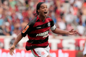 Futbol Efsanesi Ronaldinho 11 Yıl Sonra İtalya’da Sahalara Dönüyor