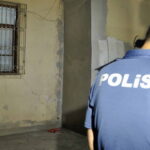 Adana’da müstakil evin kapısına el yapımı patlayıcı atıldı