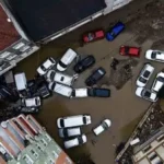 Ayazağa’da sel suları araçları sürükledi: Sokak havadan görüntüledi