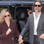 Russell Brand cinsel saldırı suçlamalarıyla hakim karşısında: Eşi yalnız bırakmadı