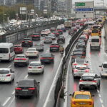 İstanbul’da sağanak yağış etkisini gösterdi: Trafik yoğunluğu yüzde 72’ye ulaştı