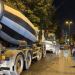 El freni çekilmeyen beton pompası dehşet saçtı: 7 araç hasar aldı