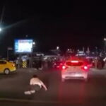 Yolun karşısına geçmek isteyen kişiye çarpan otomobil kamerada