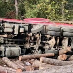 Çanakkale’de Yol Çöktü: Tomruk Yüklü Kamyon Devrildi, 1 Ölü, 1 Yaralı