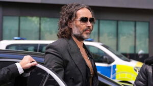 Russell Brand Davasında Savcılık, “Acımasız” Şekilde Nitelendirdi