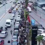 İstanbul’da indirim izdihamı: 60 bin kişi akın etti, kuyruk AVM’yi sardı!
