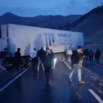 Tır kaza yaptı: Onlarca araç yolda mahsur kaldı