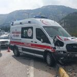 Biri ambulans 4 araç zincirleme kazaya karıştı: Yaralılar var
