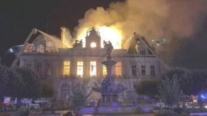 İki dünya savaşından kurtuldu, protestolarda küle döndü: ‘Notre Dame felaketini