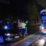 Tramvayla otomobil çarpıştı: 2 kişi yaralandı