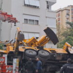 Kadıköy Erenköy’de vinç devrildi: 11 katlı binaya çarptı, cadde kapatıldı