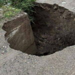 Çanakkale’de yol çöktü, tekneler karaya vurdu