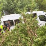Mersin’de minibüs bahçeye yuvarlandı: Yaralılar var!