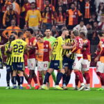 Galatasaray – Fenerbahçe Derbisinde Şok Anlar: 16. Saniyede Ortalık Karıştı