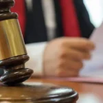 Dini simgelerle görev yapan mahkeme başkanı ve üyesini reddediyorum’ diyen avukata