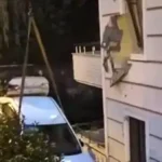 Sakarya Serdivan’da otomobil apartmanın ikinci katındaki daireye çarptı