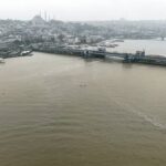 İstanbul’da sağanak sonrası Boğaz’ın rengi değişti: Deniz kahverengiye büründü