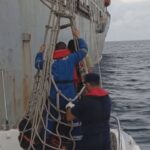 Kaçak gemide yaralanmış mürettebat tahliye edildi