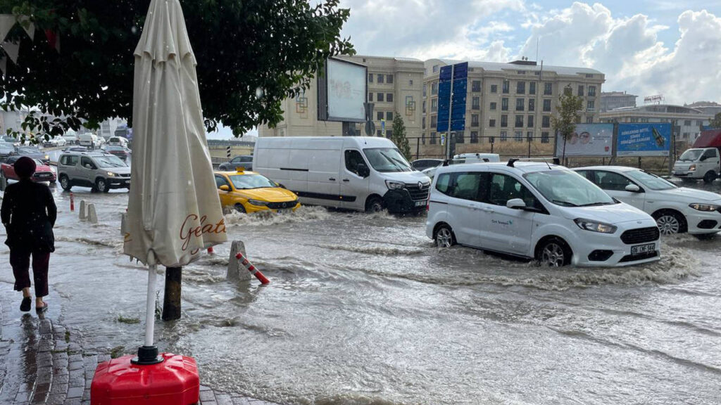 İstanbul Valiliği’nden sağanak kararı: Sınavlar, eğitimler iptal edildi