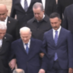 Bahçeli ve Dervişoğlu Anıtkabir merdivenlerinden kol kola indi